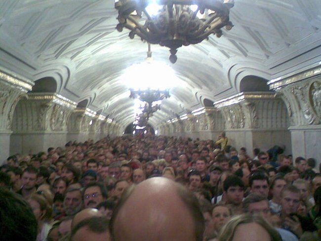 В московском метро сошел с рельсов поезд. Рассказ очевидца (16 фото)