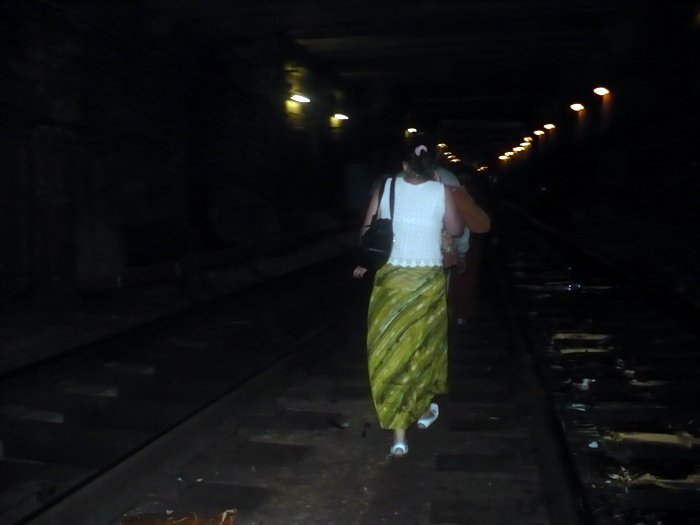 В московском метро сошел с рельсов поезд. Рассказ очевидца (16 фото)