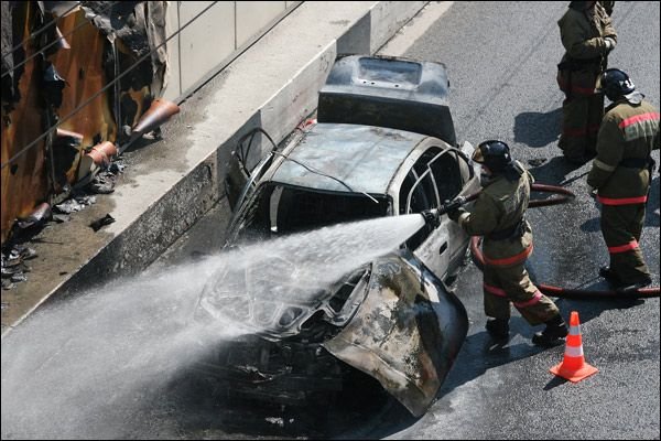 Человек сгорел заживо в своем авто на Садовом (13 фото)
