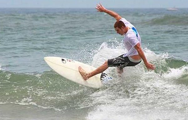 Опасный серфинг (3 фото)