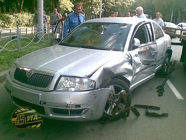 В Киеве водятел сбил женщину на пешеходном (13 фото)