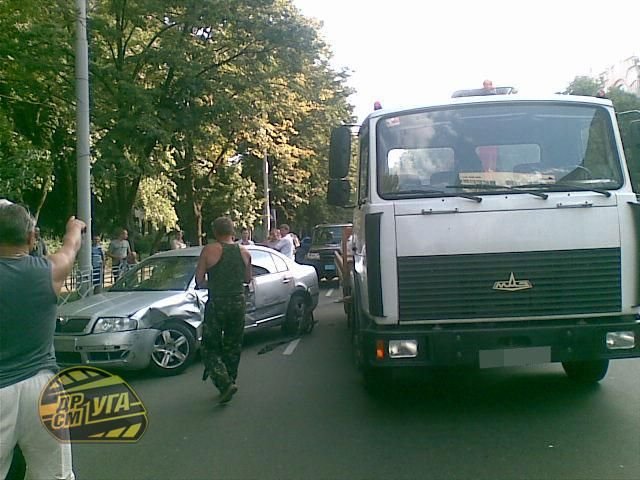 В Киеве водятел сбил женщину на пешеходном (13 фото)
