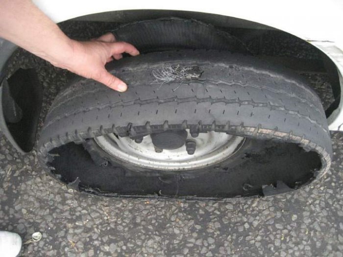 Что может случиться с колесом, если отвлечься от дороги (4 фото)
