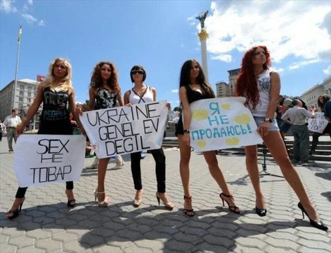 Студентки протестуют против продажной любви (36 фото)
