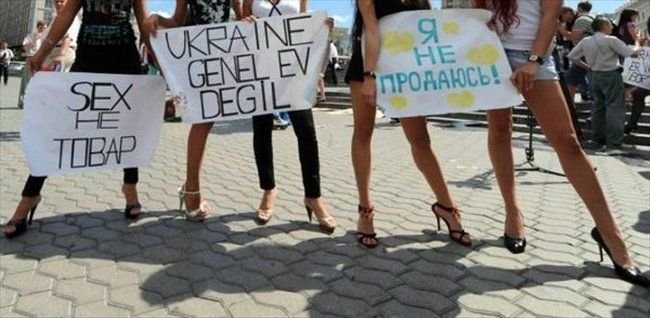 Студентки протестуют против продажной любви (36 фото)