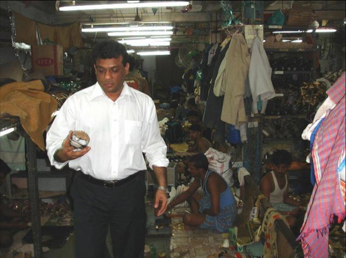 Как делают обувь в Индии (25 фото)