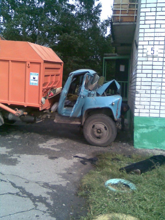Мусоровоз настоящий. ГАЗ-4301 - мусоровоз брошенная. Мусорная машина. Старые мусорные машины. Советские мусоровозы.