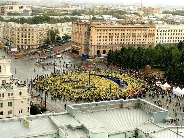 Огромный смайл в Челябинске (13 фото)