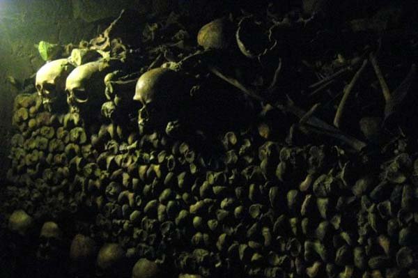 Катакомбы мертвых под Парижем (15 фото)