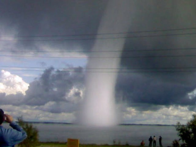 Торнадо бывает и в России (6 фото)