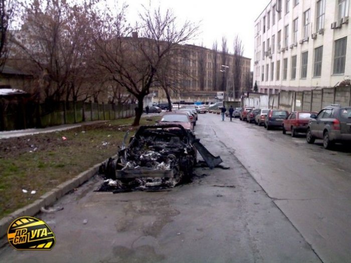 В Киеве сгорел Корвет (19 фото)