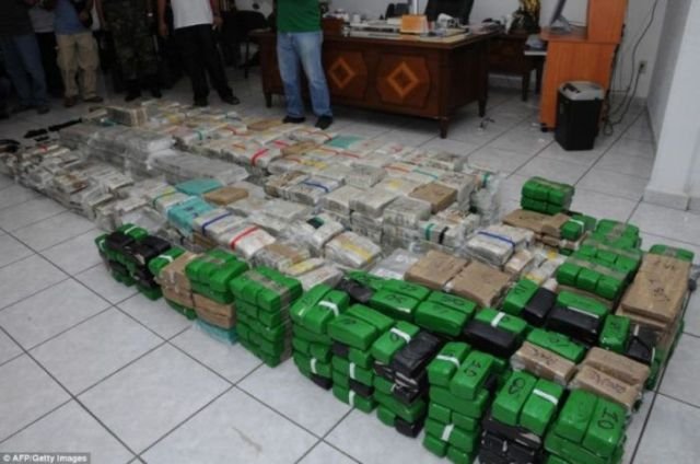 Что находят в домах у мексиканских наркобаронов (13 фото)