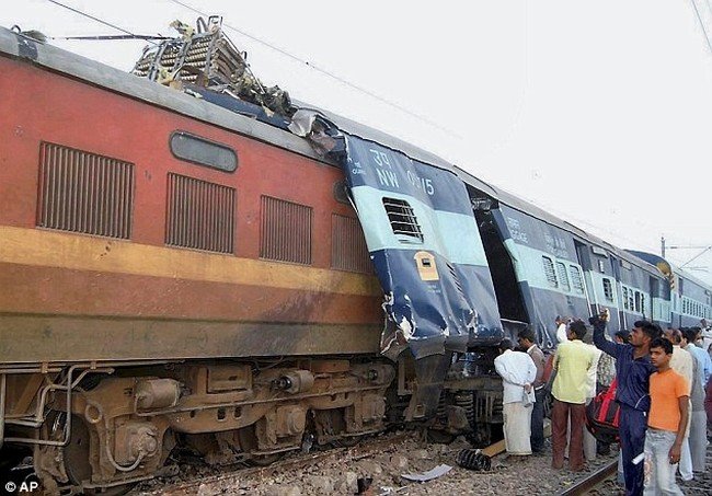 Столкновение поездов в Индии (4 фото)