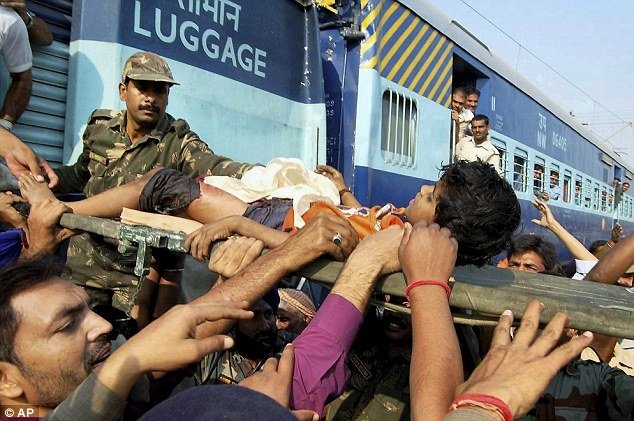 Столкновение поездов в Индии (4 фото)