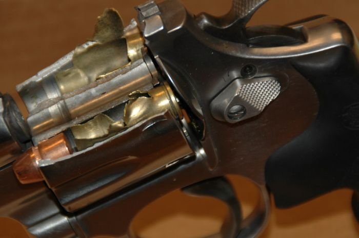 Бракованный пистолет (4 фото)