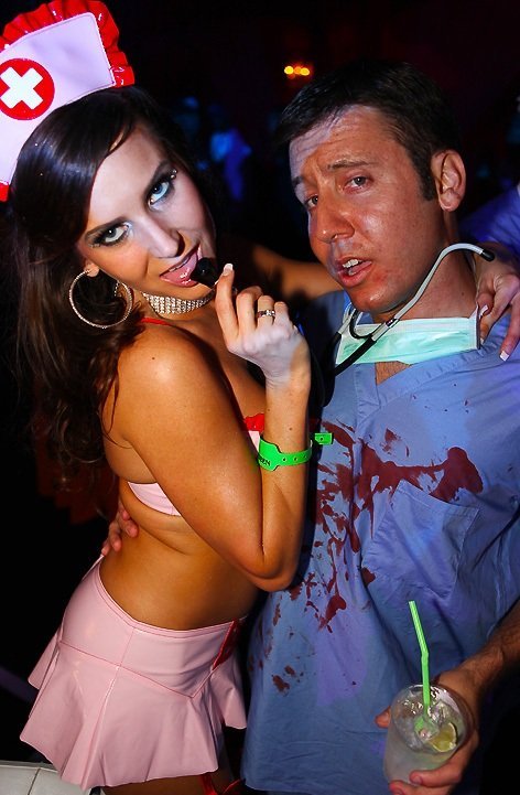Хеллоуин-вечеринка в замке Playboy (59 фото)