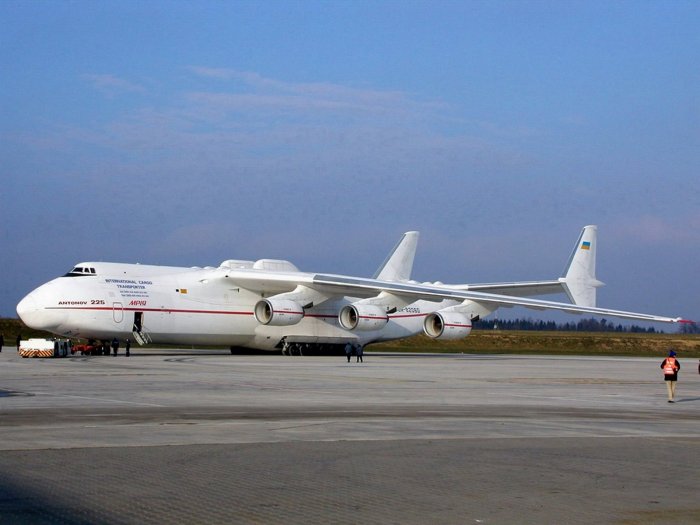 Огромный Ан-225 (7 фото)