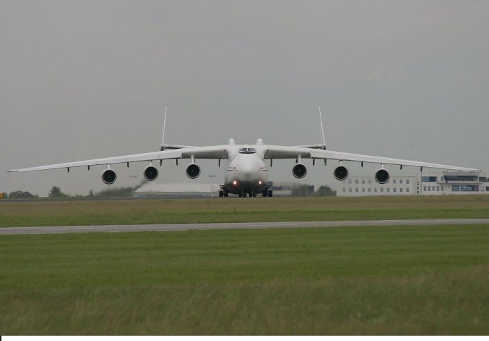 Огромный Ан-225 (7 фото)