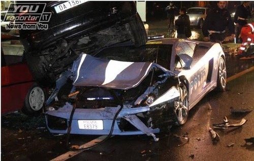Полицейская Ламборгини попала в аварию (16 фото)