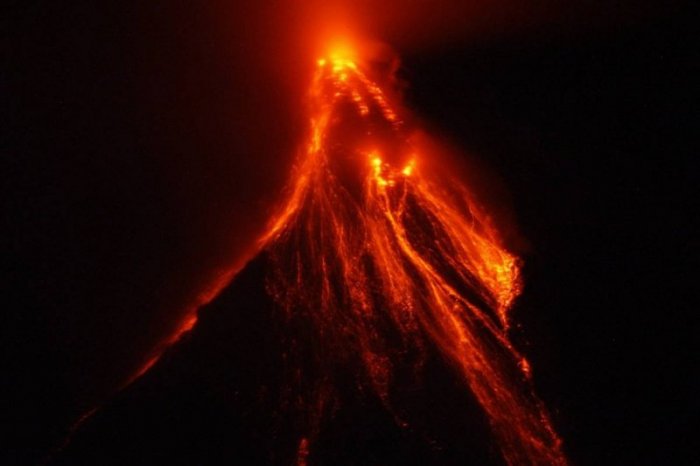 Извержение вулкана на Филиппинах (7 фото)