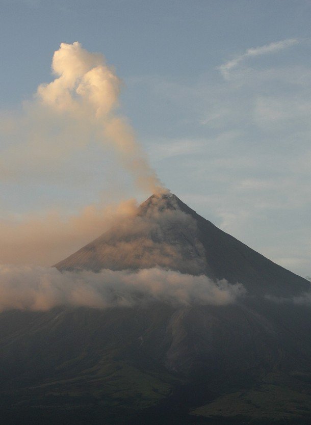 Извержение вулкана на Филиппинах (7 фото)