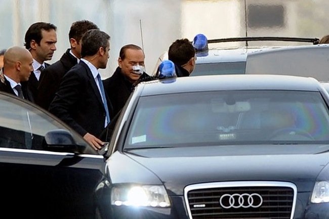 Берлускони выписали из больницы (4 фото)