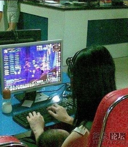 Девушка в компьютерном клубе (4 фото)