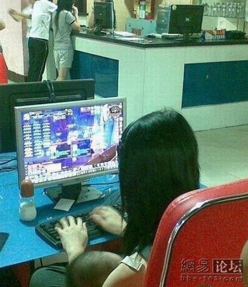 Девушка в компьютерном клубе (4 фото)