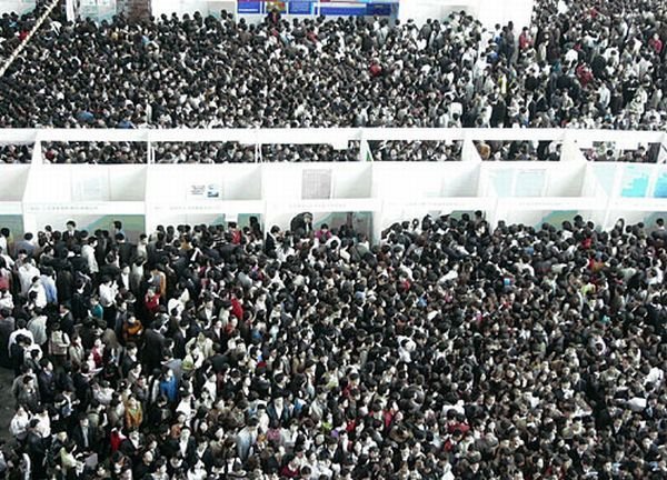 Очередь на биржу труда в Китае (9 фото)