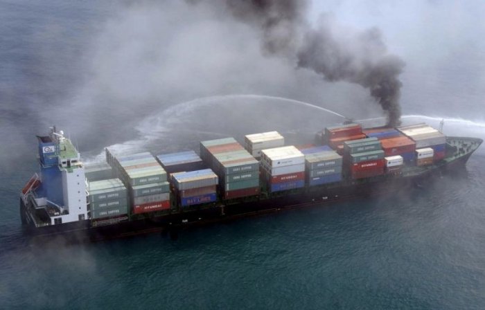 Столкновение танкера и контейнеровоза возле Дубая (5 фото)