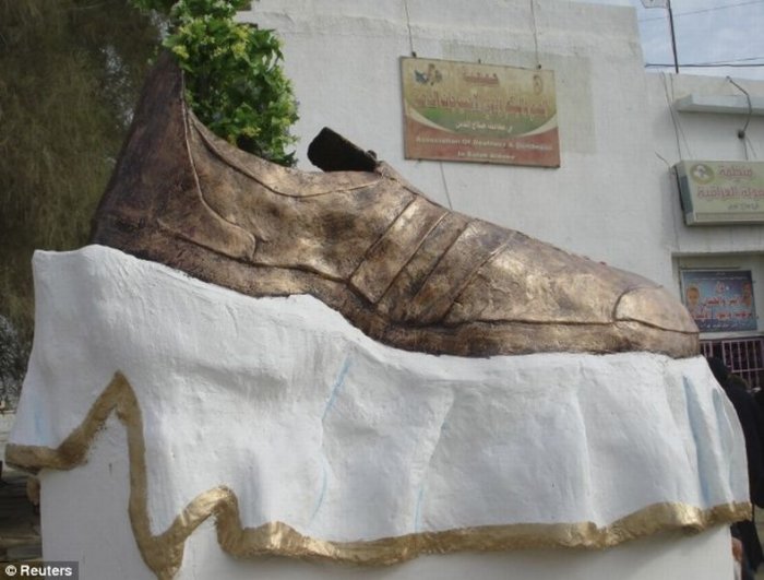 Памятник ботинку (3 фото)