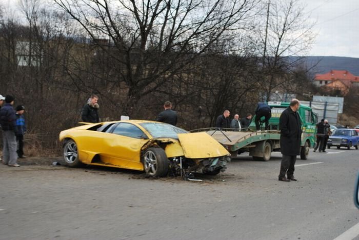 Сразу две разбитые Lamborghini (8 фото)