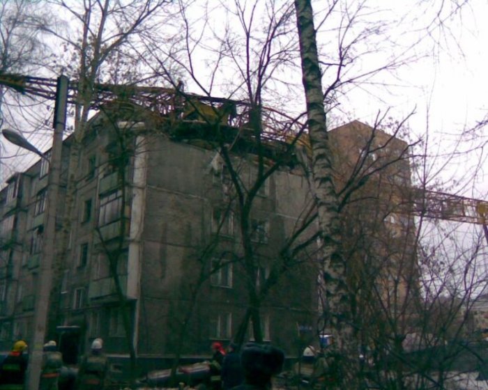 В Нижнем Новгороде упал кран (6 фото)