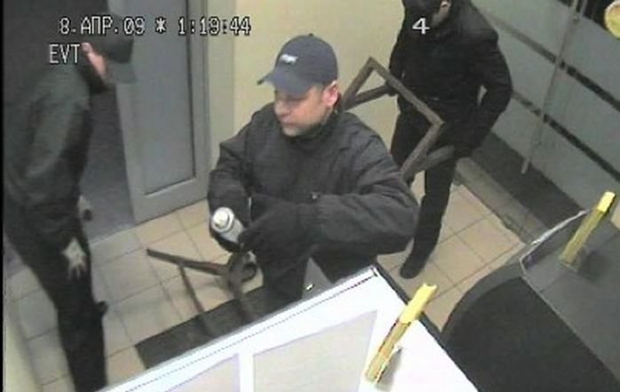 В Питере украли банкомат (4 фото)