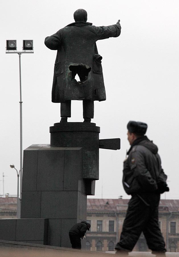 Дырявый Ленин (7 фото)