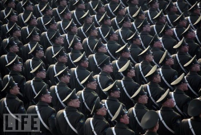 Необычные военные парады (24 фото)