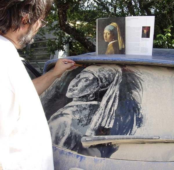 Рисунки на пыльных стеклах автомобилей (13 фото)