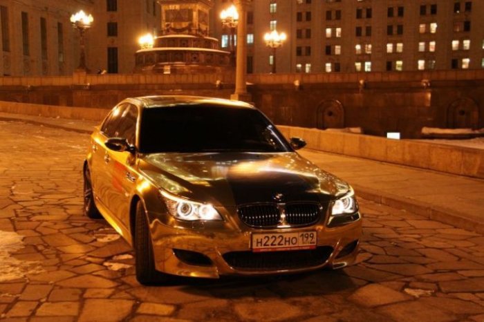 В Москве появился позолоченный BMW M5 (12 фото)