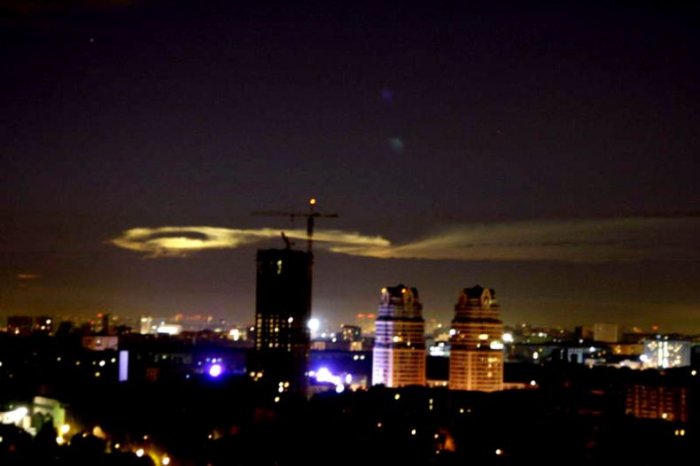 Странный объект над Москвой (13 фото)