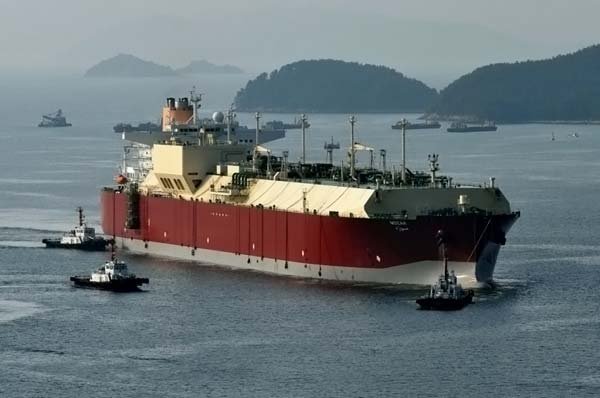 Самый большой газовый танкер (5 фото)
