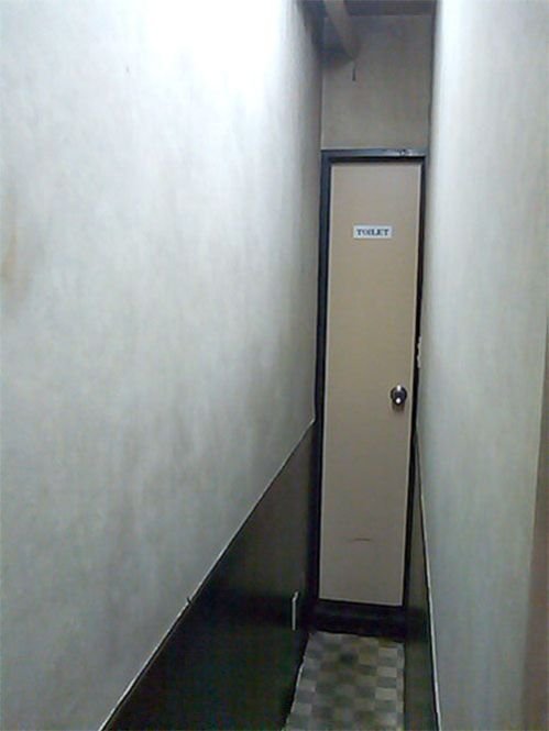 Самый узкий проход в туалет (2 фото)