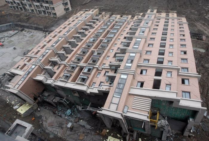В Шанхае упал дом (6 фото)