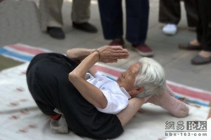 80-ти летняя любительница йоги (10 фото)