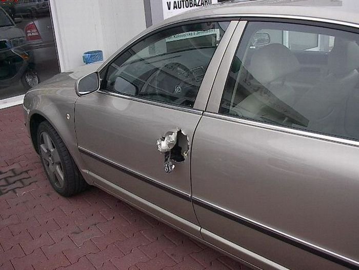 Как открыть машину, если забыли ключи (4 фото)
