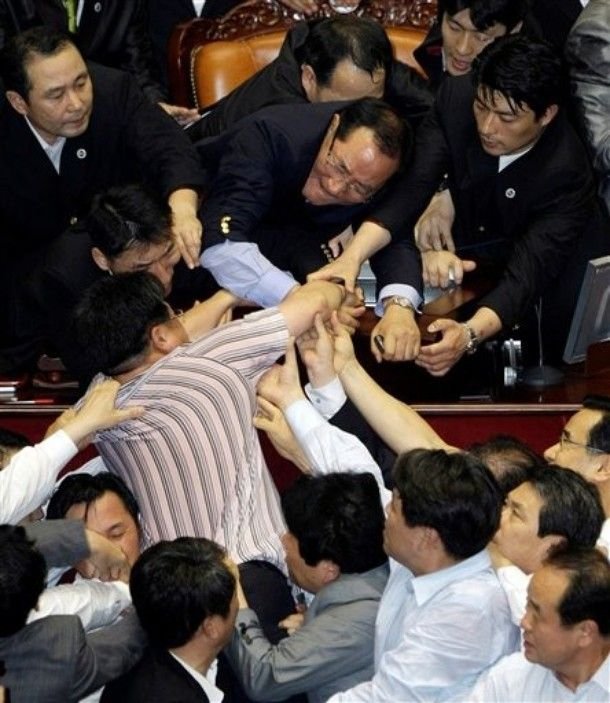 Потасовка в парламенте Южной Кореи (20 фото)