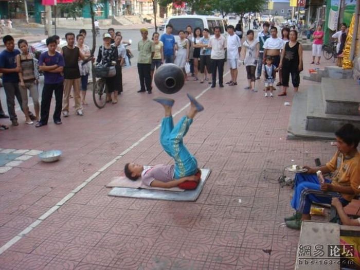 Семья уличных акробатов в Китае (29 фото)