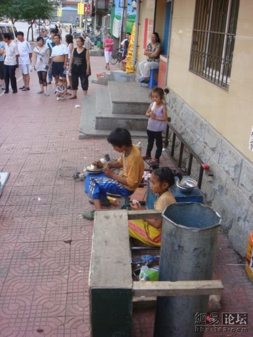 Семья уличных акробатов в Китае (29 фото)