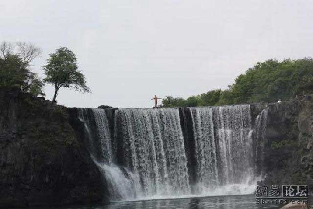 Прыжок с водопада (16 фото)