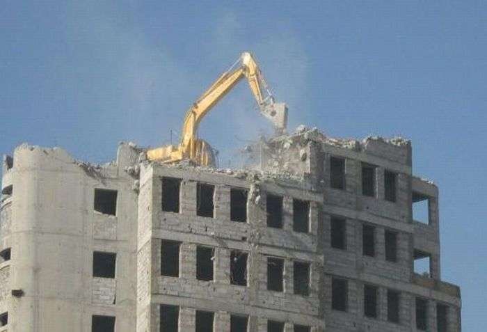 Нетрадиционное разрушение зданий (6 фото)