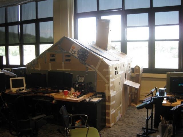 Картонный домик в офисе (15 фото)